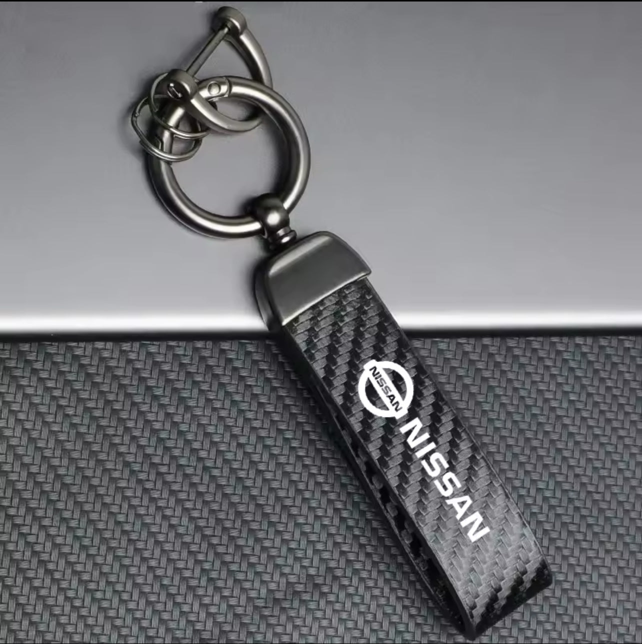 Porte-clé Nissan carbone chic