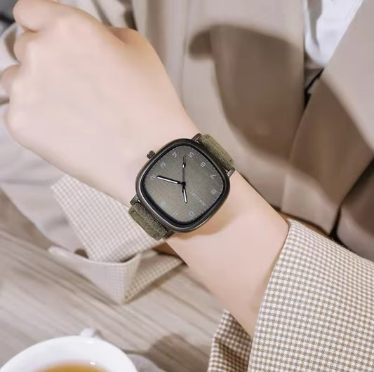 Montre élégante à bracelet suédé